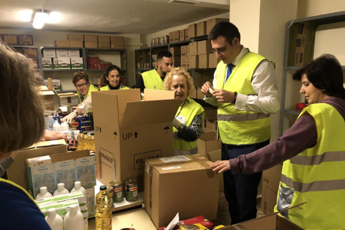 Miguel Ángel Arranz ha visitado el local donde se reparten los lotes de comida
