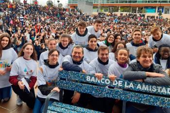 Ayala ha anunciado en la marcha contra el acoso escolar, que se instalarán 78 bancos para que ningún niño se sienta solo durante los recreos