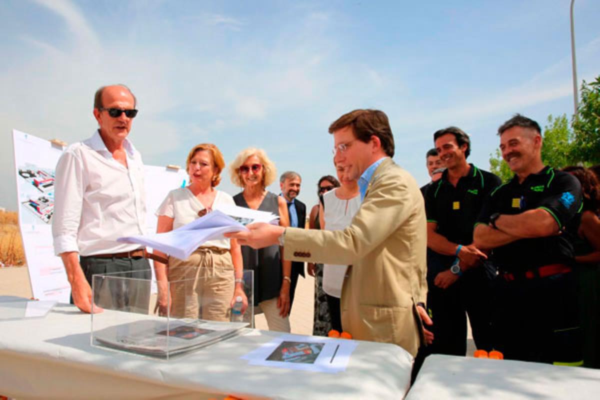 El alcalde, Martínez-Almeida, ha colocado la primera piedra de las nuevas instalaciones