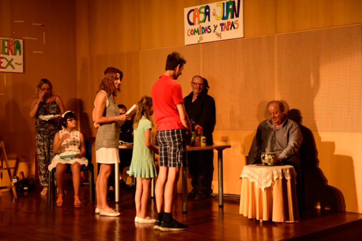 Realizaron una representación teatral de “Cuéntame Cómo Pasó” y una exhibición de trabajos manuales y pintura con motivo del fin de curso