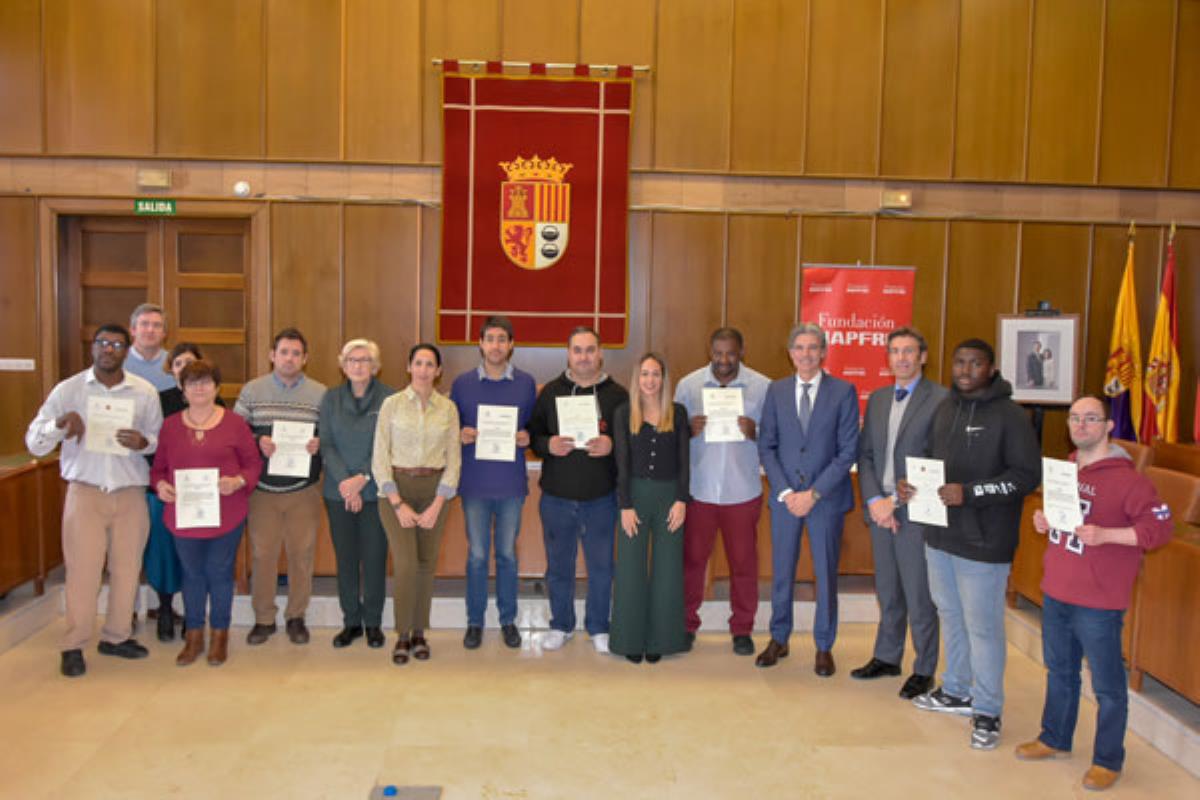 Los estudiantes han realizado prácticas laborales en el consistorio torrejonero reciben sus diplomas