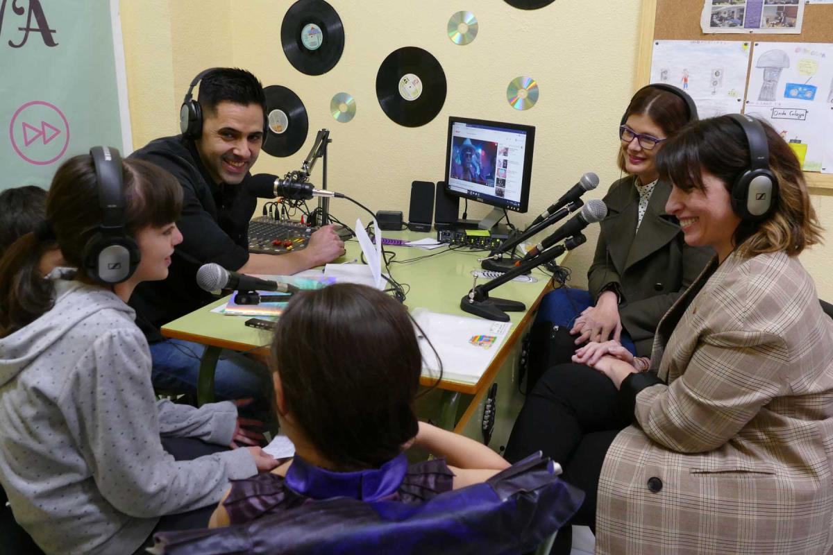 Noelia Posse se ha desplazado hasta los talleres de radio que el centro imparte desde hace tres años