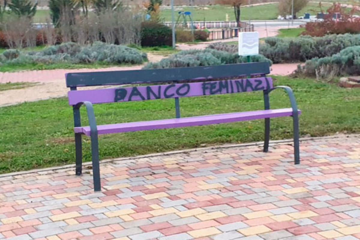 En el marco del 25-N, el Ensanche Sur estrenaba los bancos de la campaña ‘Con tu plástico fabricamos un banco’