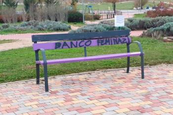 En el marco del 25-N, el Ensanche Sur estrenaba los bancos de la campaña ‘Con tu plástico fabricamos un banco’