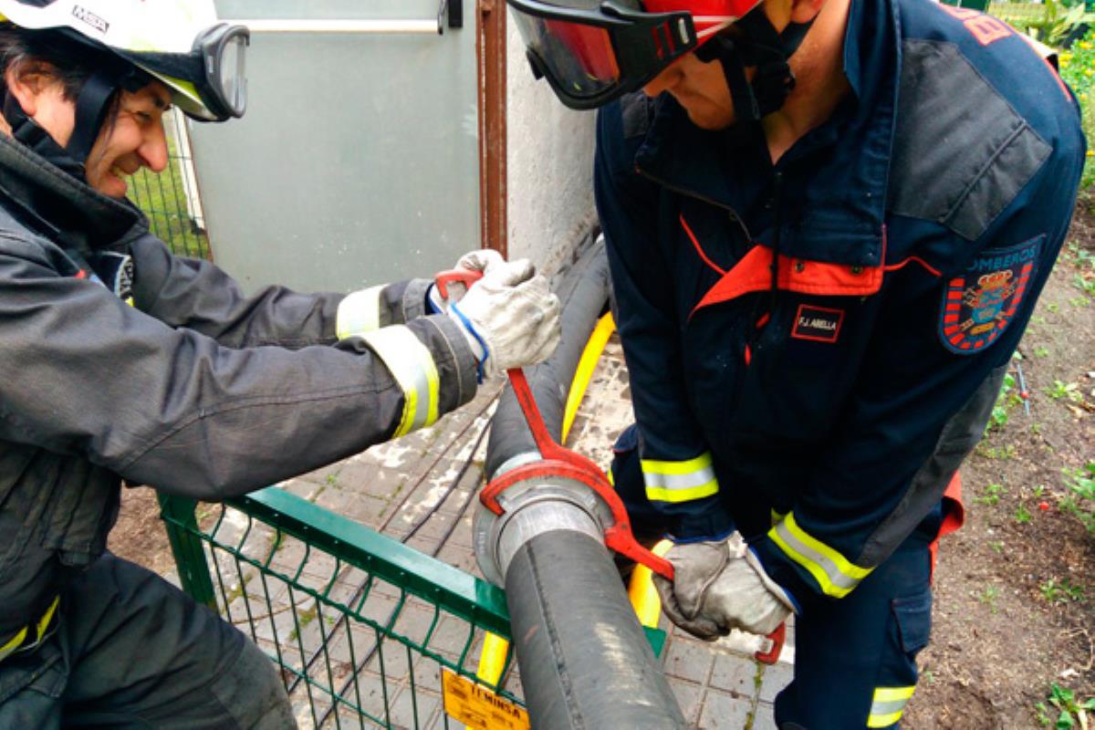 Tuvieron que derribar un muro para evitar más destrozos