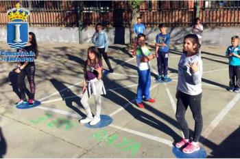 Esta iniciativa consiste en rescatar juegos de antaño y pintarlos en el pavimento de colegios de Humanes