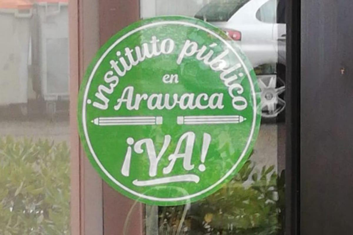 La plataforma ‘Instituto en Aravaca ¡Ya!’ reparte pegatinas de apoyo a los establecimientos