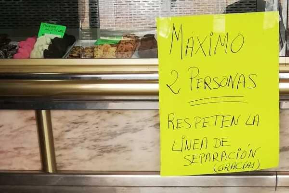 Marcas, mascarillas y biombos conforman el paisaje en las tiendas estos días