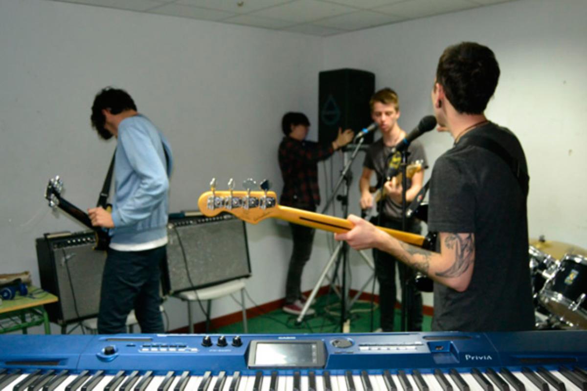 Las salas de ensayo que podrán solicitar están equipadas con instrumentos, micrófonos y amplificadores