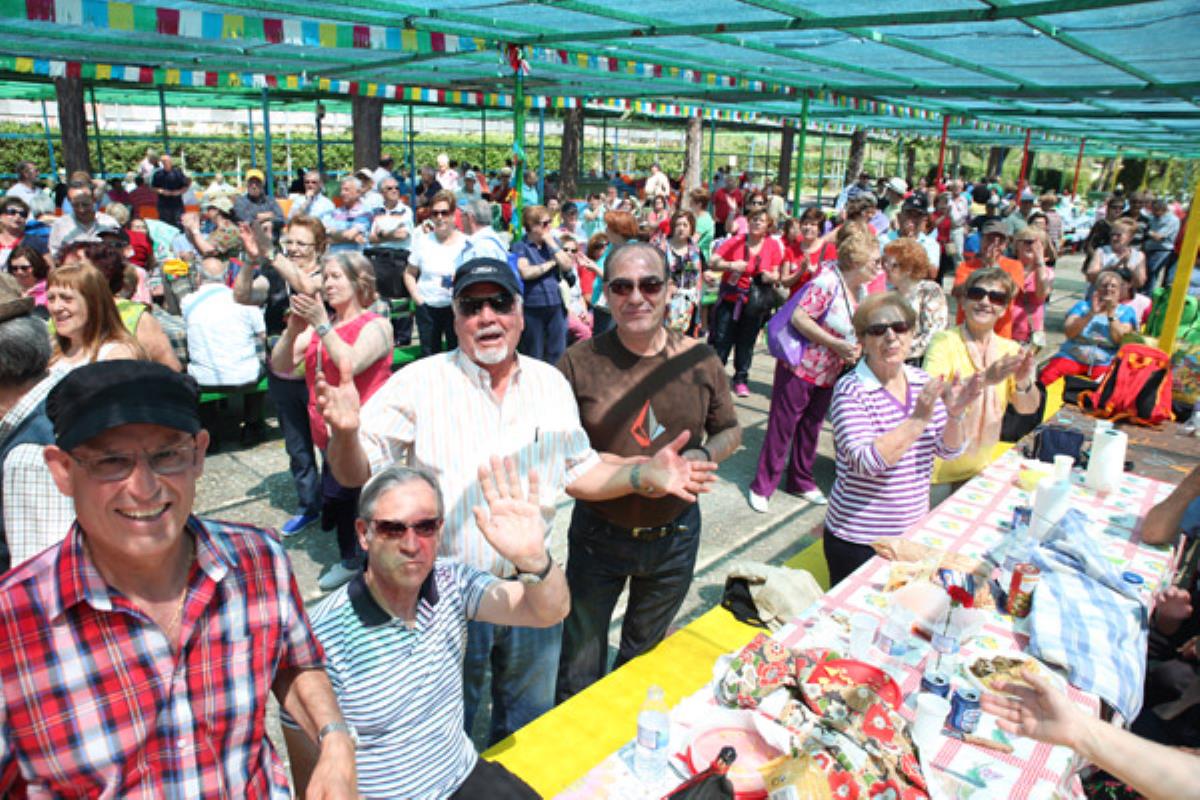 El baile, la música y los talleres se dan cita este domingo en la Piscina Municipal