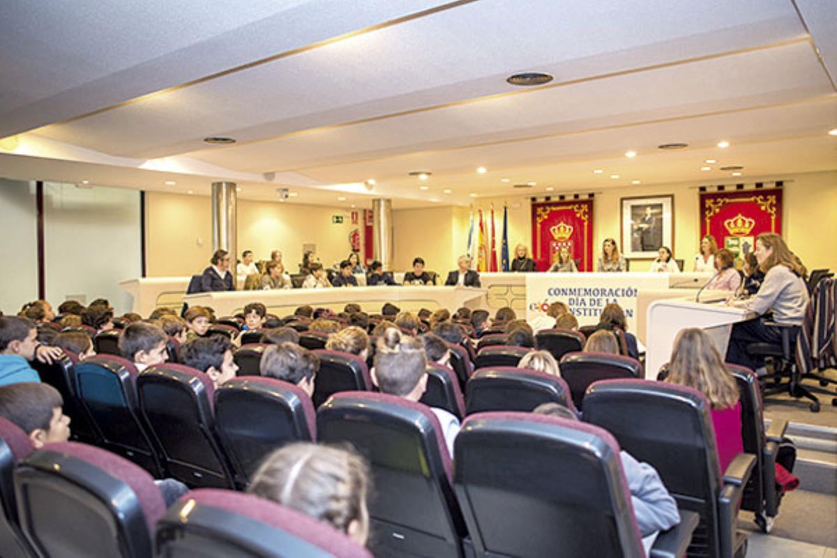 Los alumnos del 5º y 6º de los colegios Rosalía de Castro y El Tejar han trasladado a los concejales sus dudas sobre seguridad y limpieza