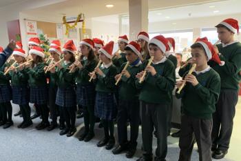 Varios alumnos del colegio Virgen de la Vega han interpretado villancicos en el Hospital de Fuenlabrada