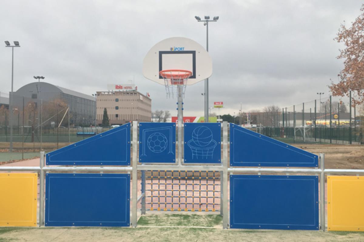 Las instalaciones disponen de un espacio de juegos al aire libre multiusos para los niños de la zona 
