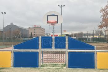 Las instalaciones disponen de un espacio de juegos al aire libre multiusos para los niños de la zona 