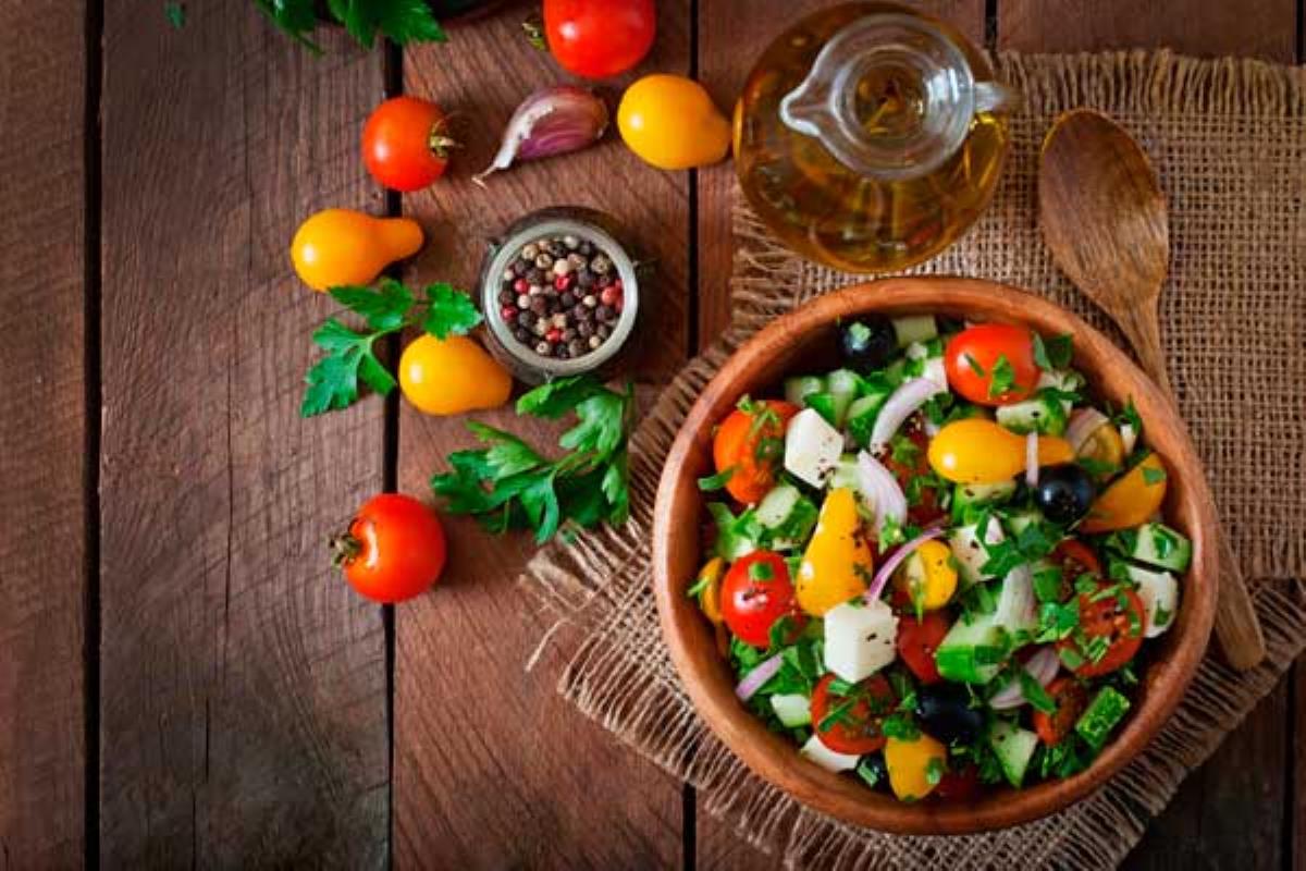 Atractiva, apetecible y nutritiva. El mundo de las ensaladas es un
espacio con grandes combinaciones y muchos sacrilegios,
aprende cómo confeccionar tu ensalada ideal