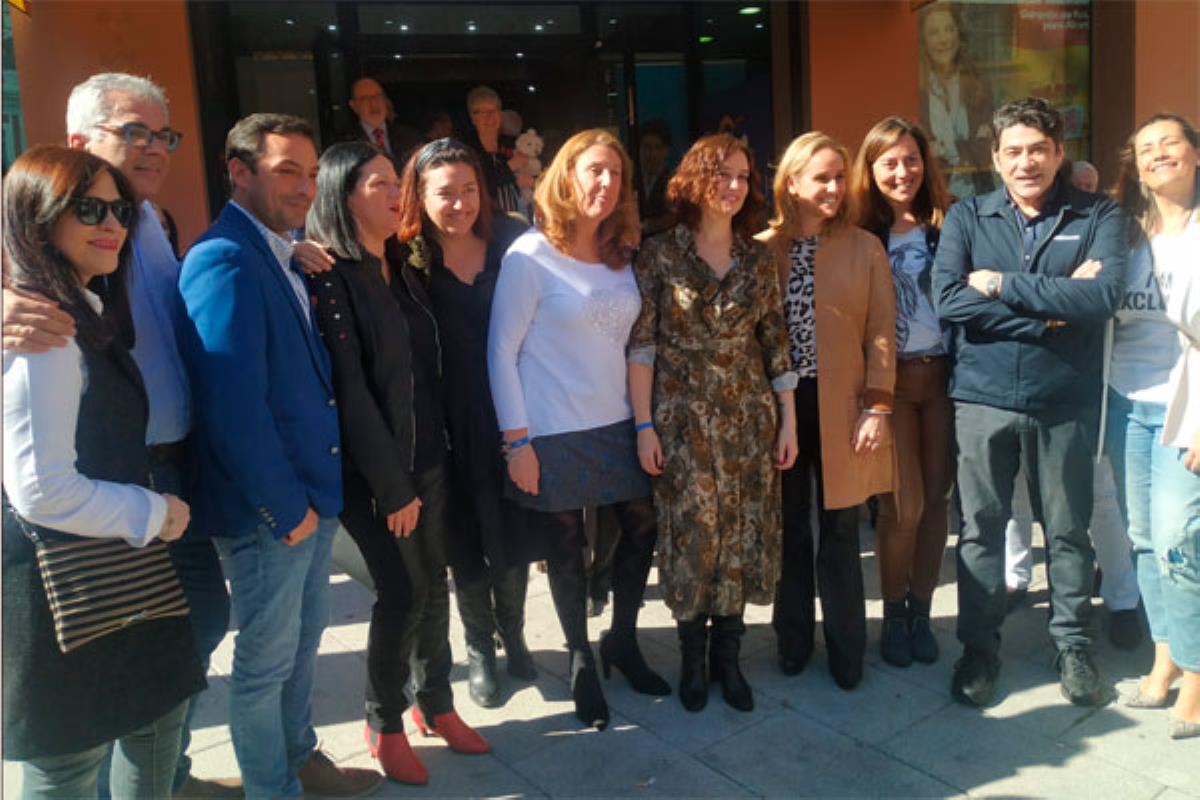 Al acto de inauguración acudieron la presidenta regional y el consejero de Vivienda y Administración local