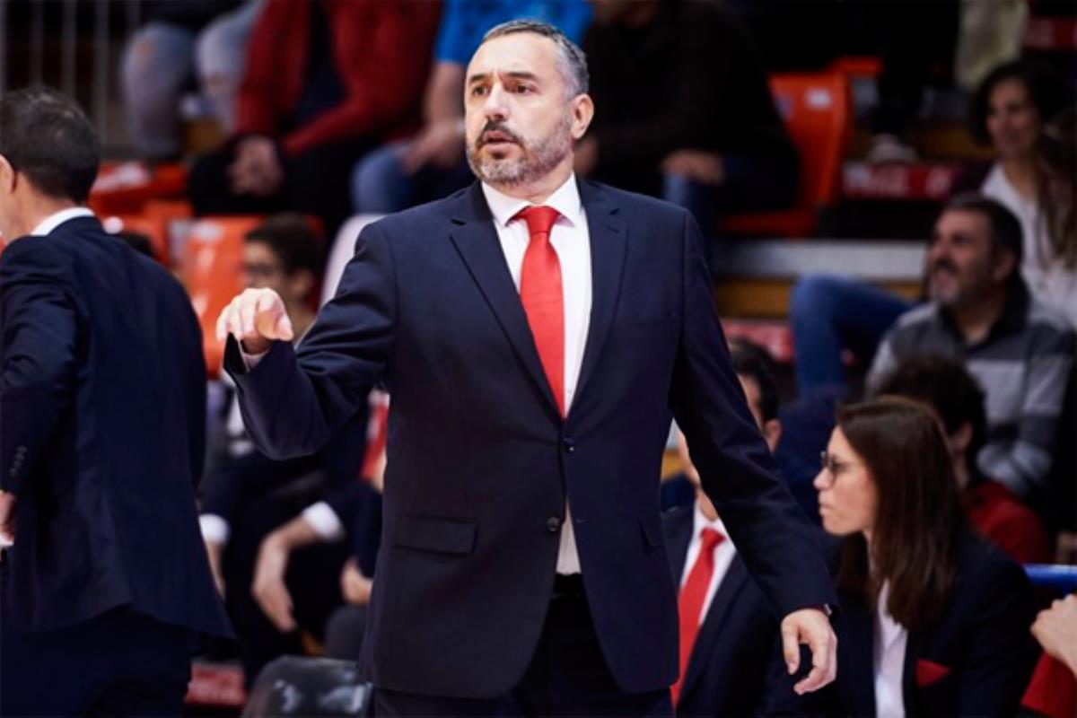 Las diez derrotas consecutivas han provocado su cese como entrenador fuenlabreño