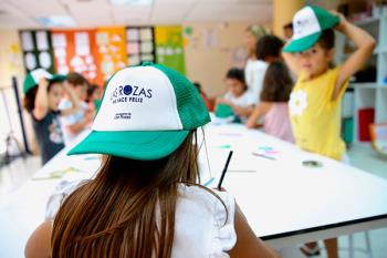 El alcalde, José de la Uz, acompañado por la edil de Cultura y Juventud, Gloria Fernández, visitaron el espacio