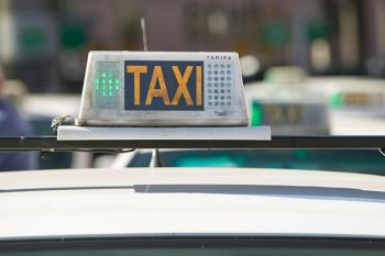 El sector del taxi decidió este sábado en una asamblea multitudinaria convocar un parón total en el servicio 