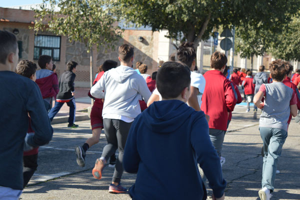 Institutos y colegios públicos de Humanes han participado en la actividad deportiva, que ha finalizado con una masterclass de zumba
