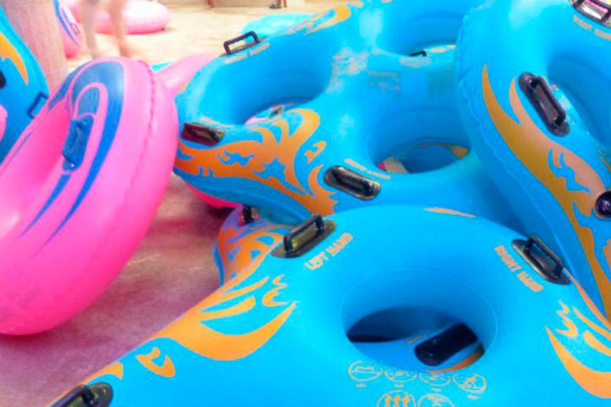 El ayuntamiento ha instalado dos toboganes acuáticos gigantes: uno de 100 y otro de 50 metros 