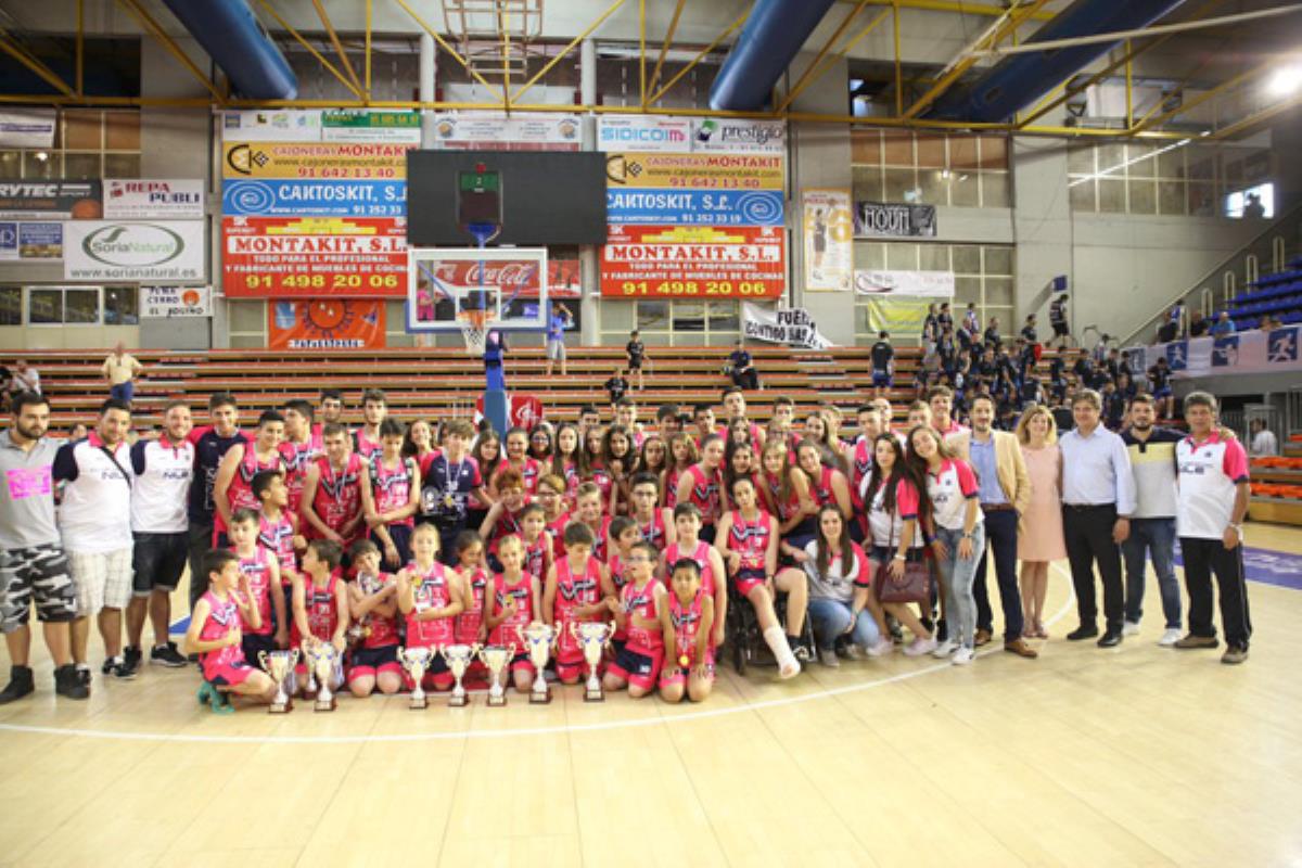 El Fernando Martín acogió la entrega de trofeos del deporte escolar municipal y de las ligas municipales