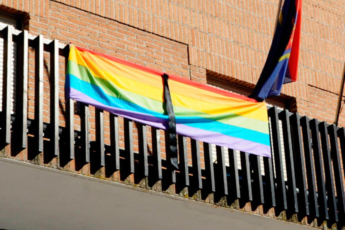 Los miembros del Ayuntamiento, vecinos y trabajadores municipales han guardado un minuto de silencio en la Plaza de España