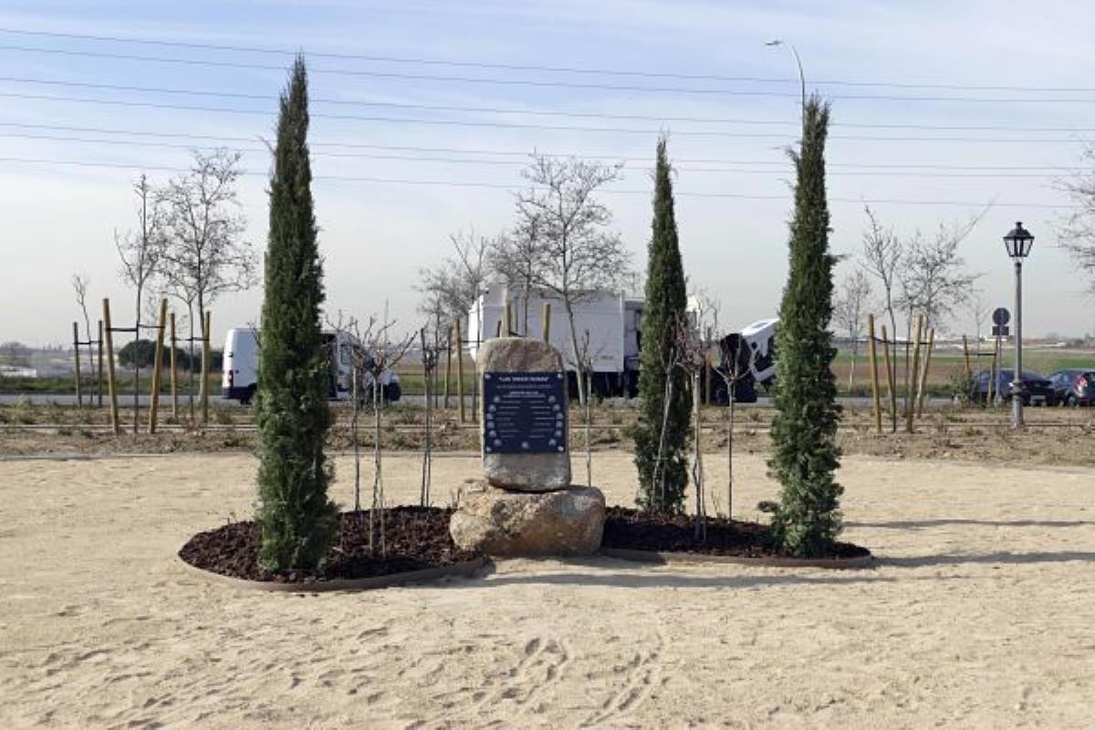 El parque, que será sostenible económica y medioambientalmente, rinde homenaje a Las Trece Rosas con un monolito