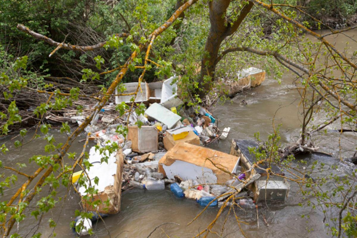 La Confederación Hidrográfica del Tajo se niega a limpiar el río porque la limpieza no garantiza que se dejen de depositar residuos