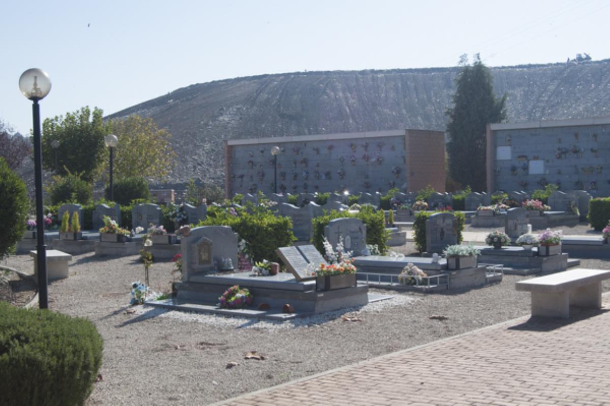 Los cementerios de Alcalá homenajean a las personas enterradas con "El atardecer de las luces" 