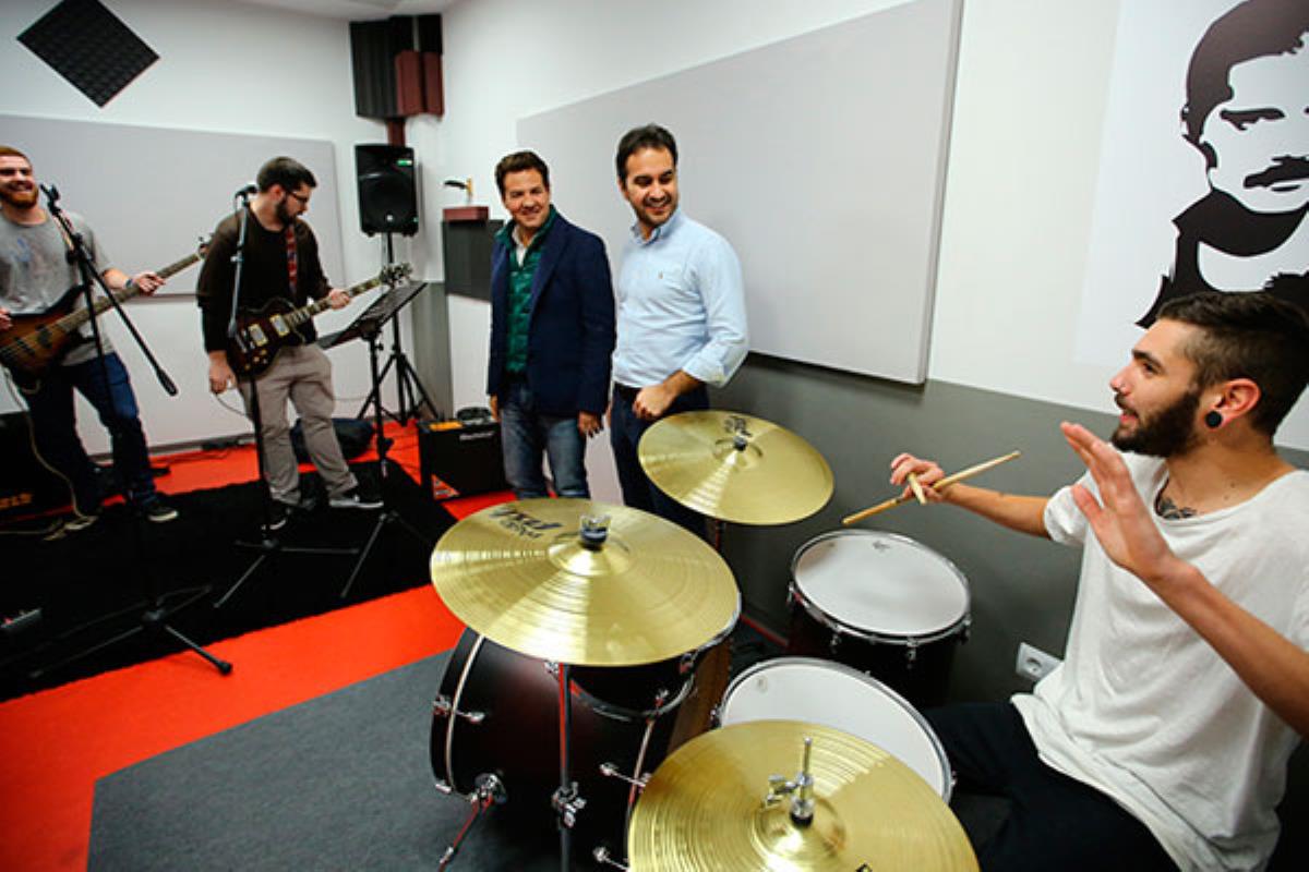 El edificio dispone de cuatro salas de ensayo, equipadas y sin equipar, y un estudio de grabación