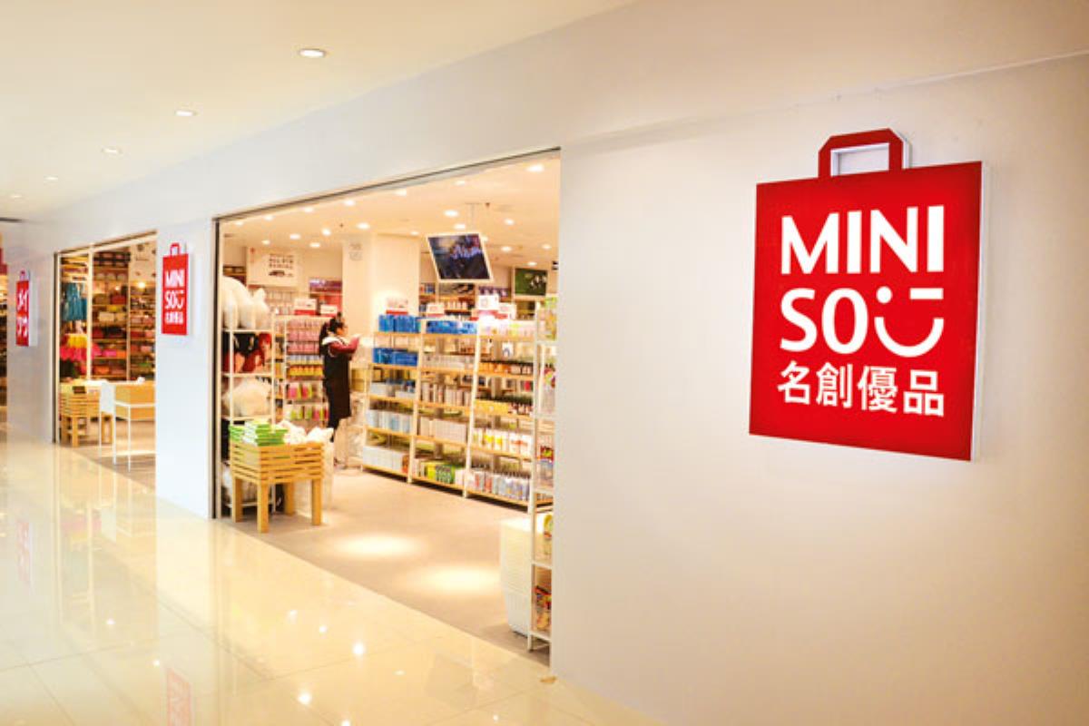Diseño japonés de alto nivel, gran calidad y precios ajustados caracterizan los más de 3.000 diferentes productos expuestos en la tienda del Centro Comercial Plaza de la Estación de Fuenlabrada 
