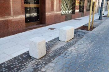 El ayuntamiento invertirá cuatro millones de euros en bancos, bolardos, pasamanos y vallas
