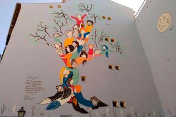 La artista Raquel Riba Rossy ha sido la encargada de realizar esta obra en la calle Humilladero