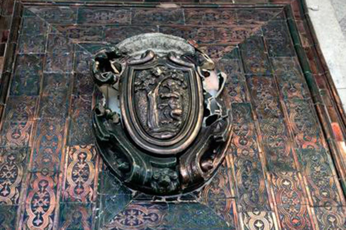 Durante las obras de Metro de Gran Vía se descubrió un mural de azulejo de Manises