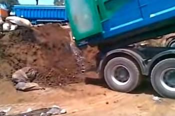 Un diputado de Podemos ha publicado un vídeo en el que se aprecia cómo un camión descarga las pilas en el suelo del vertedero 