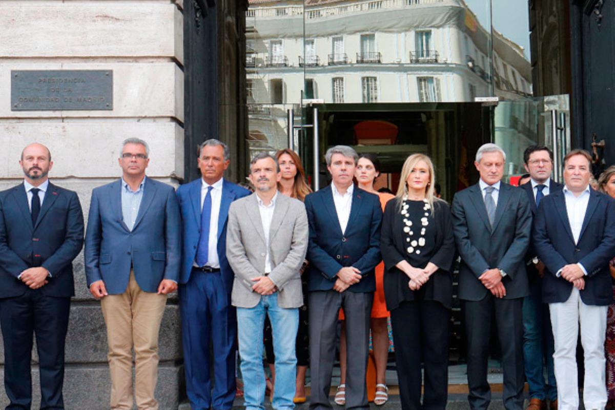 El minuto de silencio se celebró frente a la Real Casa de Correos