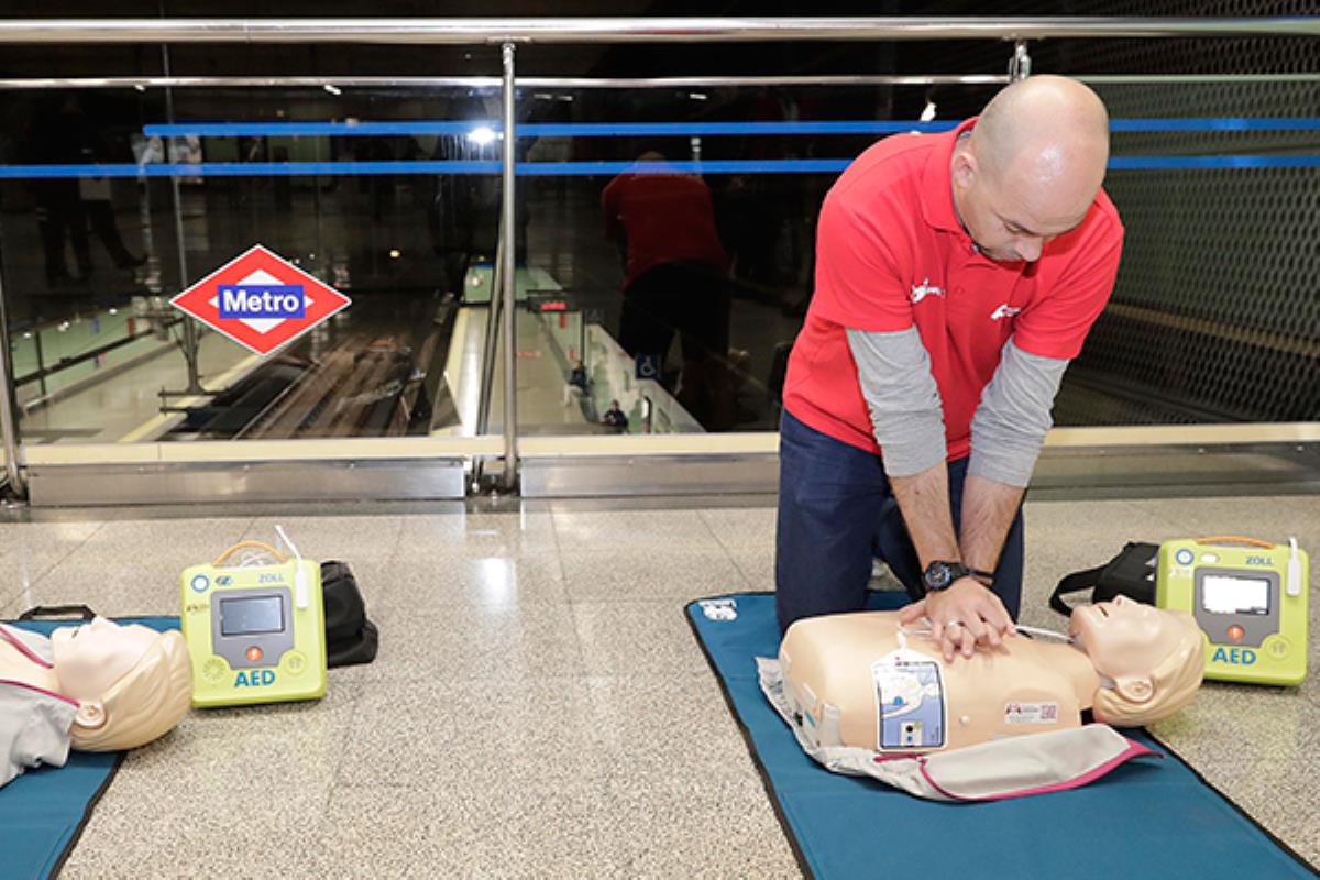 Los desfibriladores se han instalado en estaciones de Metro que superan una afluencia media diaria de 5.000 viajeros