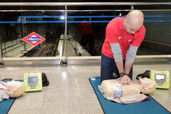 Los desfibriladores se han instalado en estaciones de Metro que superan una afluencia media diaria de 5.000 viajeros