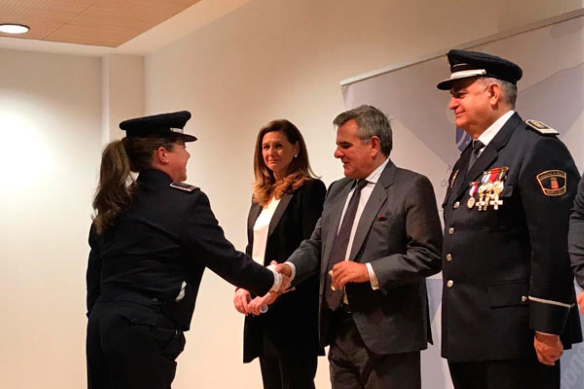 Junto a la concejal de Seguridad, Fátima Núñez, ha entregado las medallas con distintivo verde y distintivo azul  