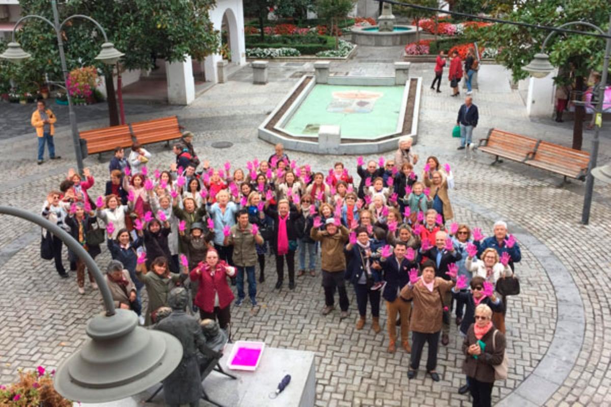 Decenas de majariegos se concentraron, el pasado 19 de octubre, para mostrar el apoyo a todas las personas que sufren cáncer de mama 