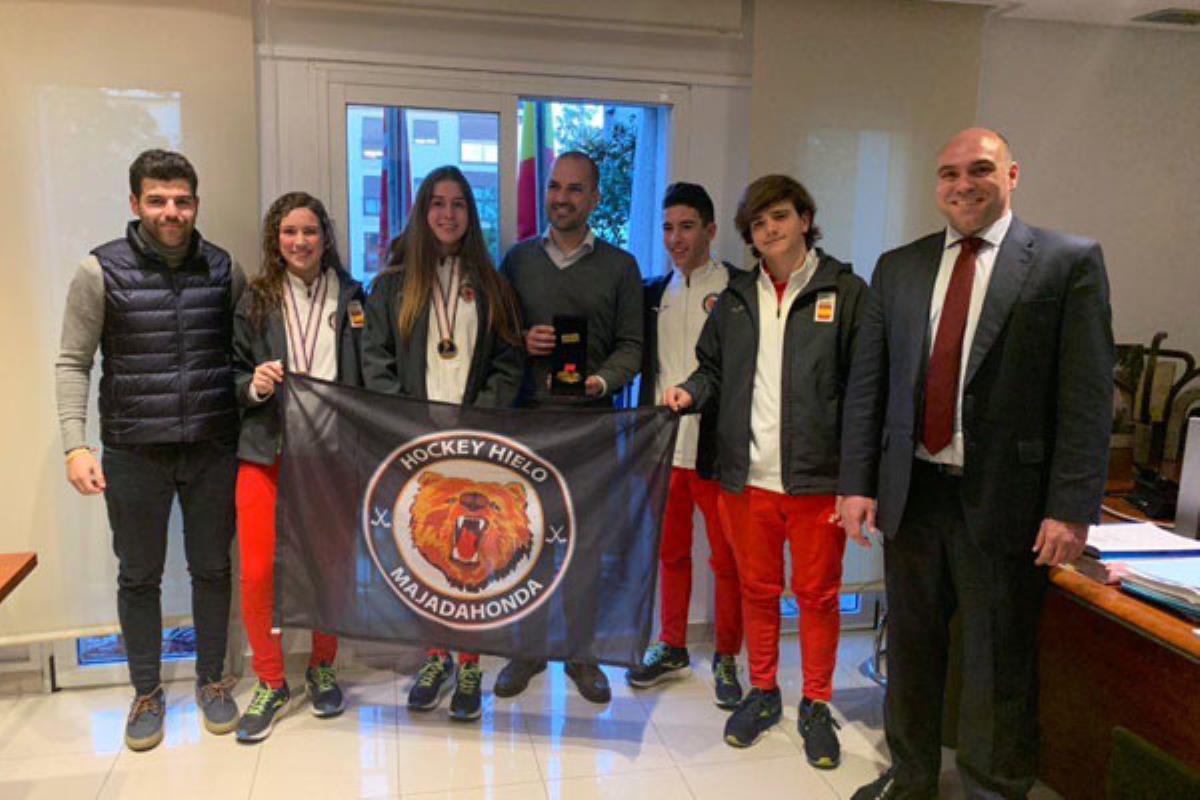 El alcalde ha recibido a algunas campeonas del Hockey Hielo Majadahonda