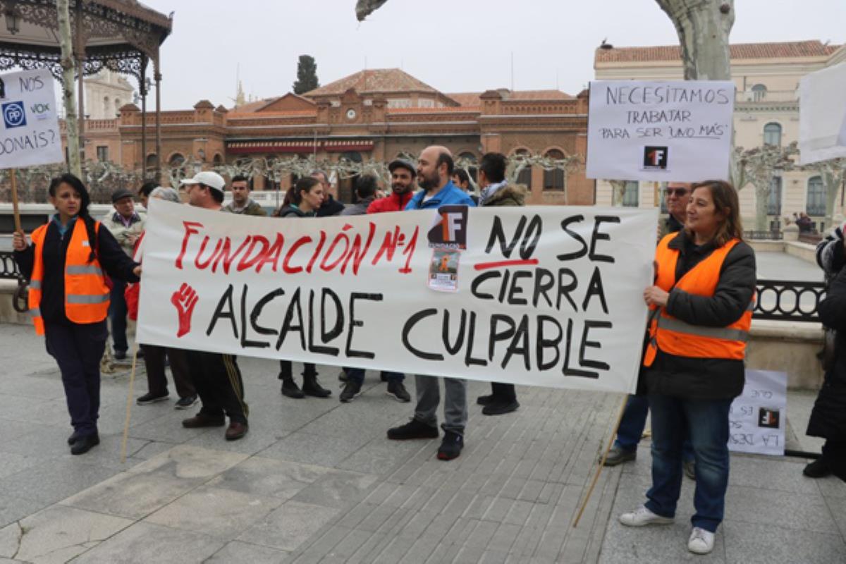 Los trabajadores del Centro Especial del Empleo se concentran frente al Ayuntamiento