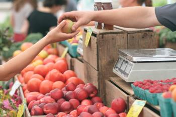 Preparamos nuestras bolsas para visitar los mercados con productos de la región para comer fresco y con menor impacto medioambiental