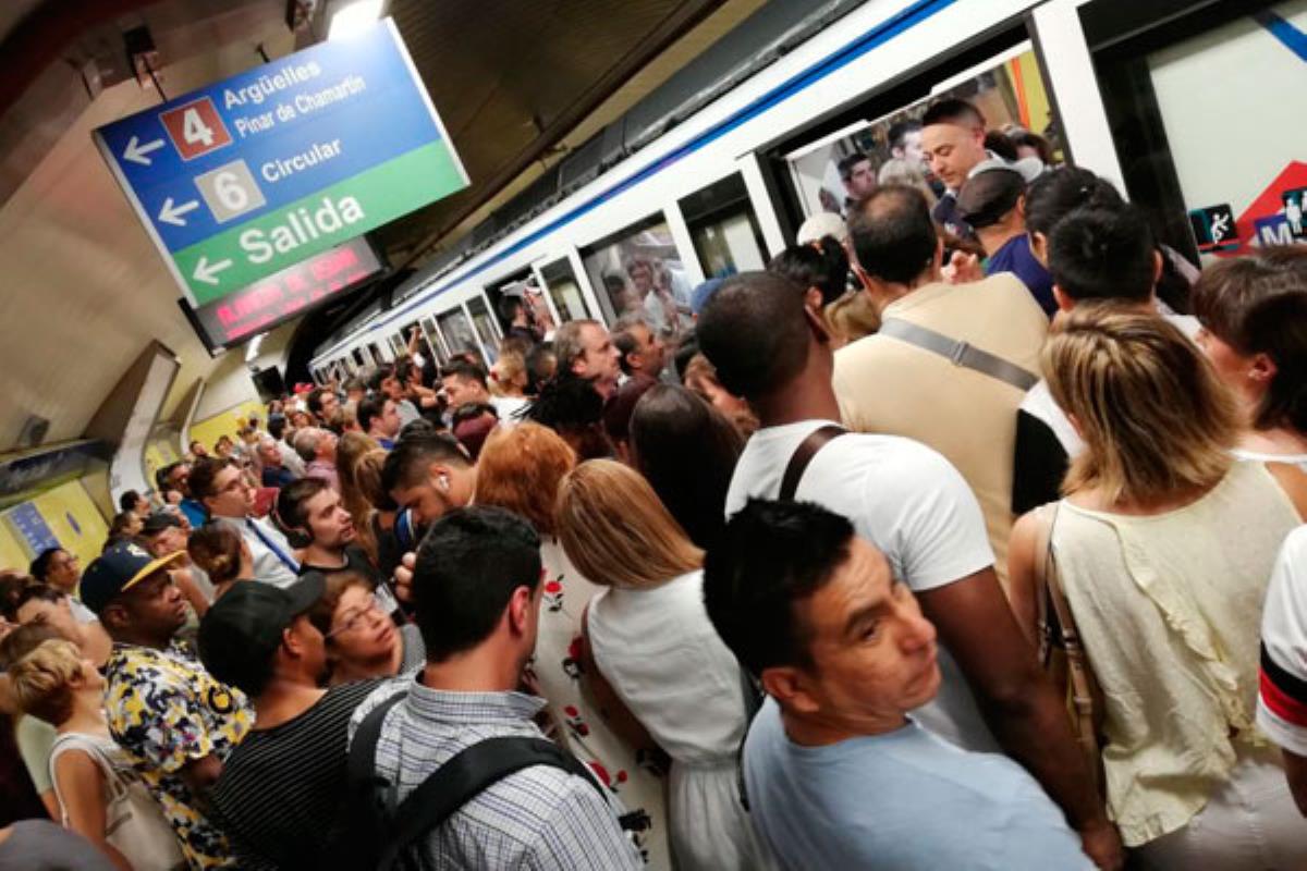 Al tradicional recorte de convoyes por el horario de verano se suma la falta de trenes en hora punta