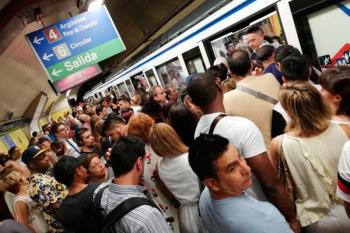 Al tradicional recorte de convoyes por el horario de verano se suma la falta de trenes en hora punta