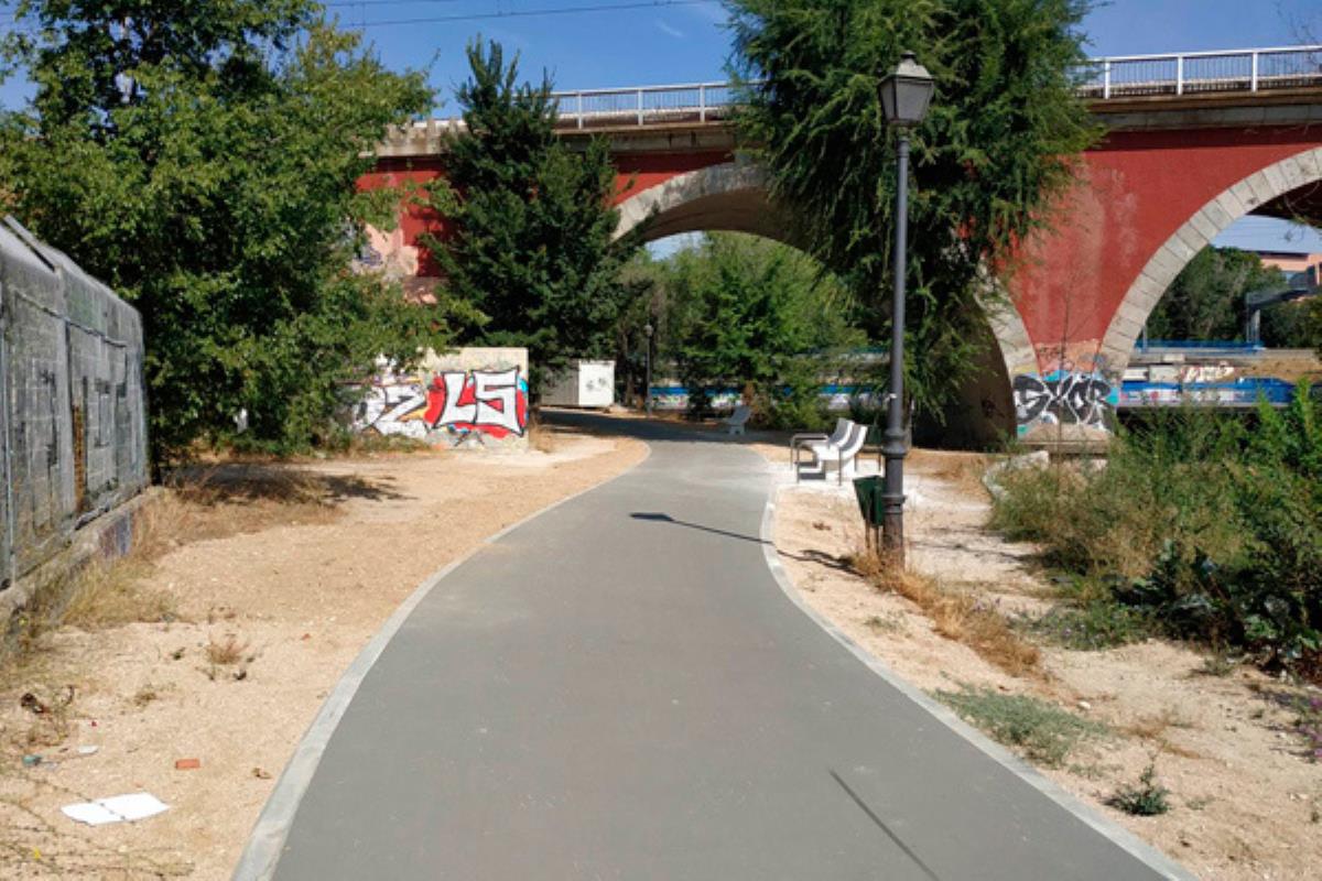 El espacio cuenta con varias zonas de descanso y un fácil acceso a ciclista y paseantes 