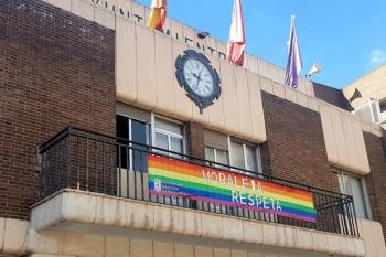 Se ha colocado la bandera del arcoiris en el Ayuntamiento con el lema ‘Moraleja respeta’
