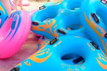 El ayuntamiento ha instalado dos toboganes acuáticos gigantes: uno de 100 y otro de 50 metros 