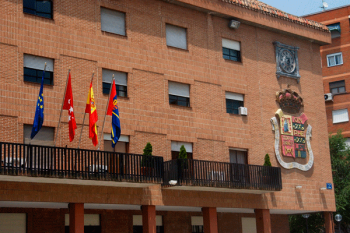 La ciudad ensalza la bandera de España en el balcón del Consistorio para conmemorar el 12 de octubre más polémico de los últimos tiempos